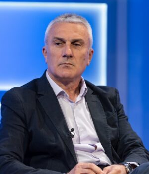 Slaviša Orlović za Nova.rs: Tvitujem, znači postojim – na to se sveo naš život, umesto da tražimo izlaz iz lavirinta